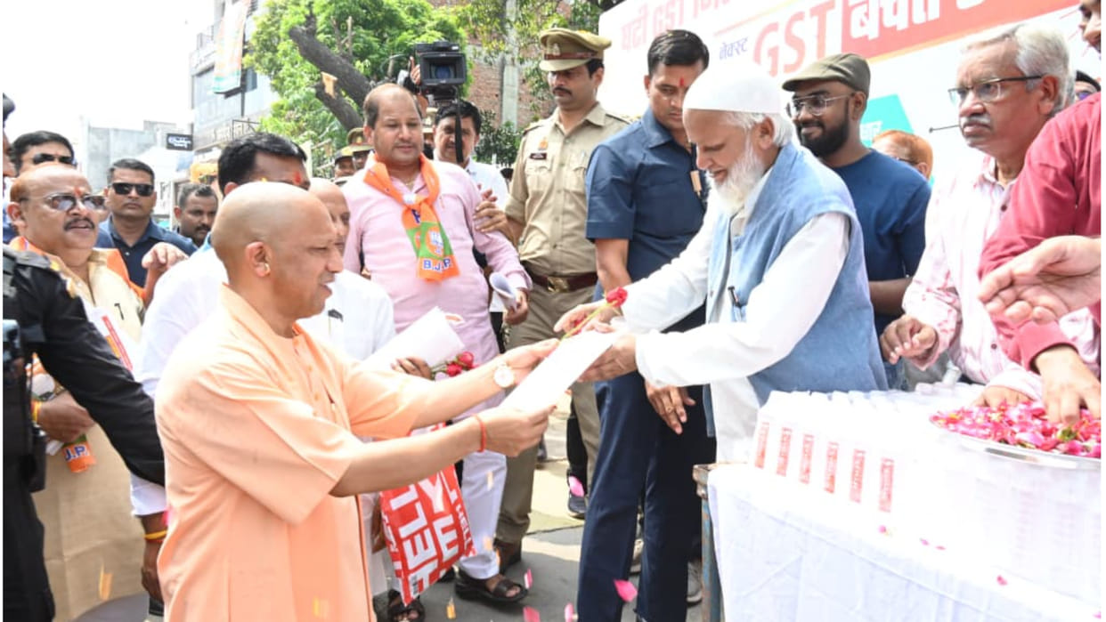 CM Yogi met with traders in Gorakhpur. Traders expressed happiness over the GST amendment.