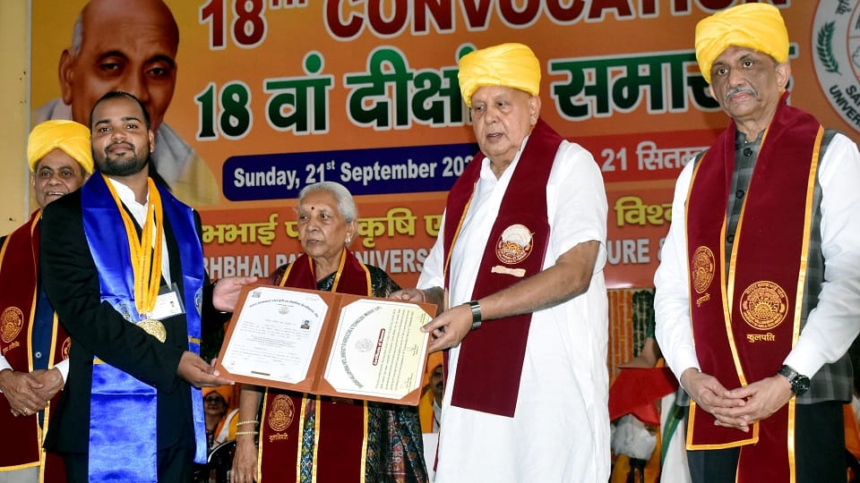 Governor in Meerut: Anandiben Patel said- daughters are also taking drugs, said this on uterine cancer and AI