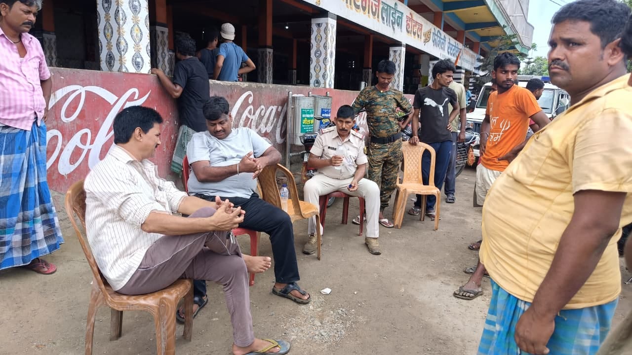 मौके पर मौजूद पुलिसकर्मी