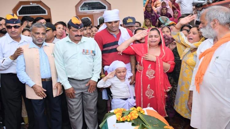 The Martyr Baldev Chand Wife Told 7 Year-old Ishaan, “son… Don’t Cry In Front Of Papa – Amar Ujala Hindi News Live