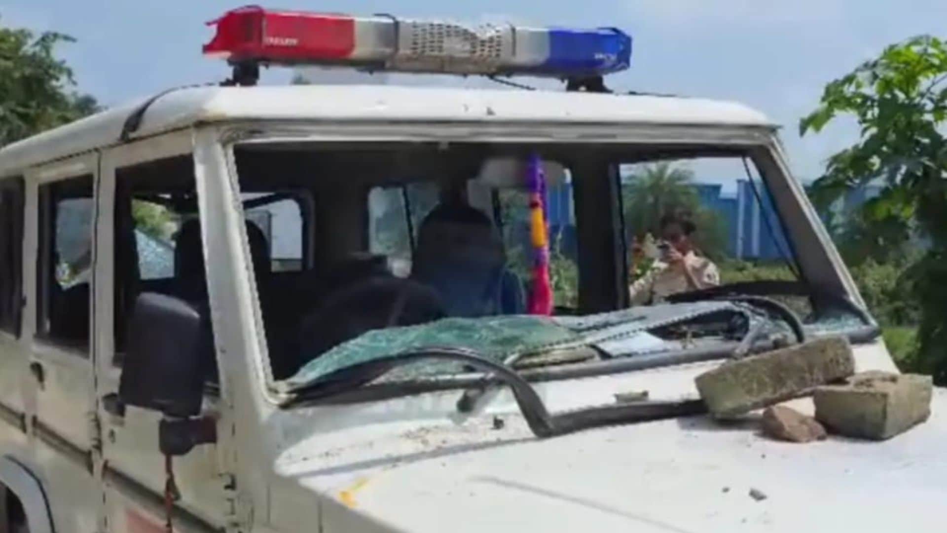 पुलिस की जीप पर पथराव