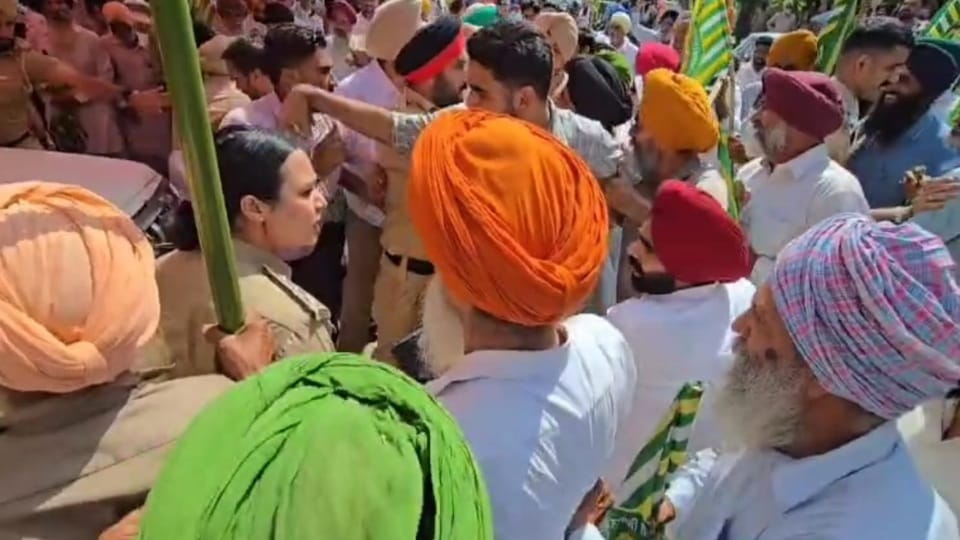 पुलिस और किसानों के बीच टकराव।