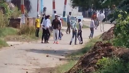 पुलिस पर पथराव करते युवक।