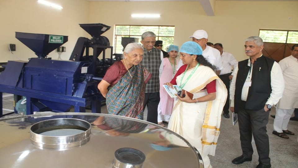 Governor in Meerut: Anandiben Patel said- daughters are also taking drugs, said this on uterine cancer and AI