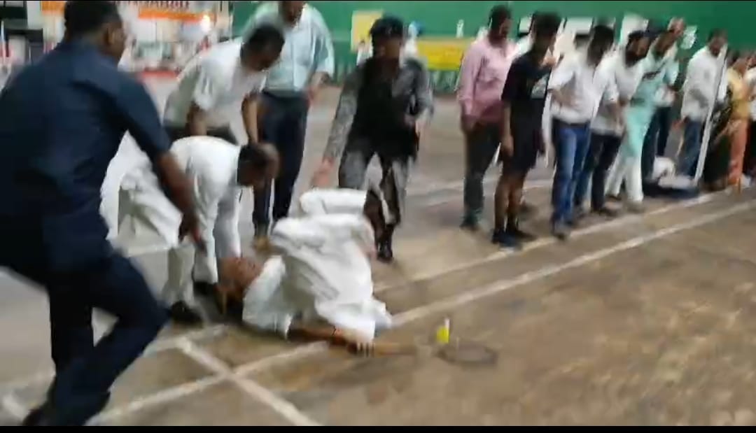 पूर्व सांसद सुशील कुमार सिंह अचानक बैडमिंटन कोर्ट में फिसलकर गिर पड़े