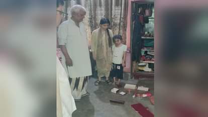 प्रयागराज में फूलपुर के वीरकाजी गांव में लूट के बाद बिखरे सामान।