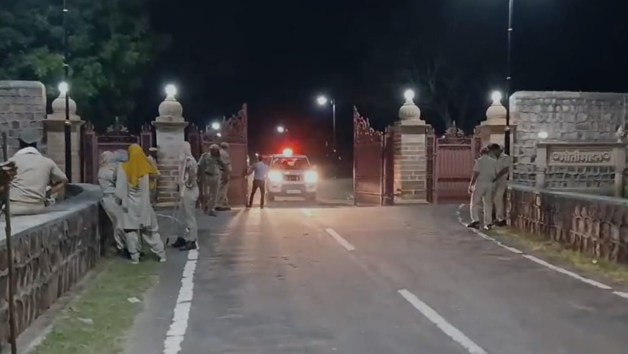 Bharatpur News: Late-night chaos at Moti Mahal, three youths tried to hoist royal flag, fled as police arrived