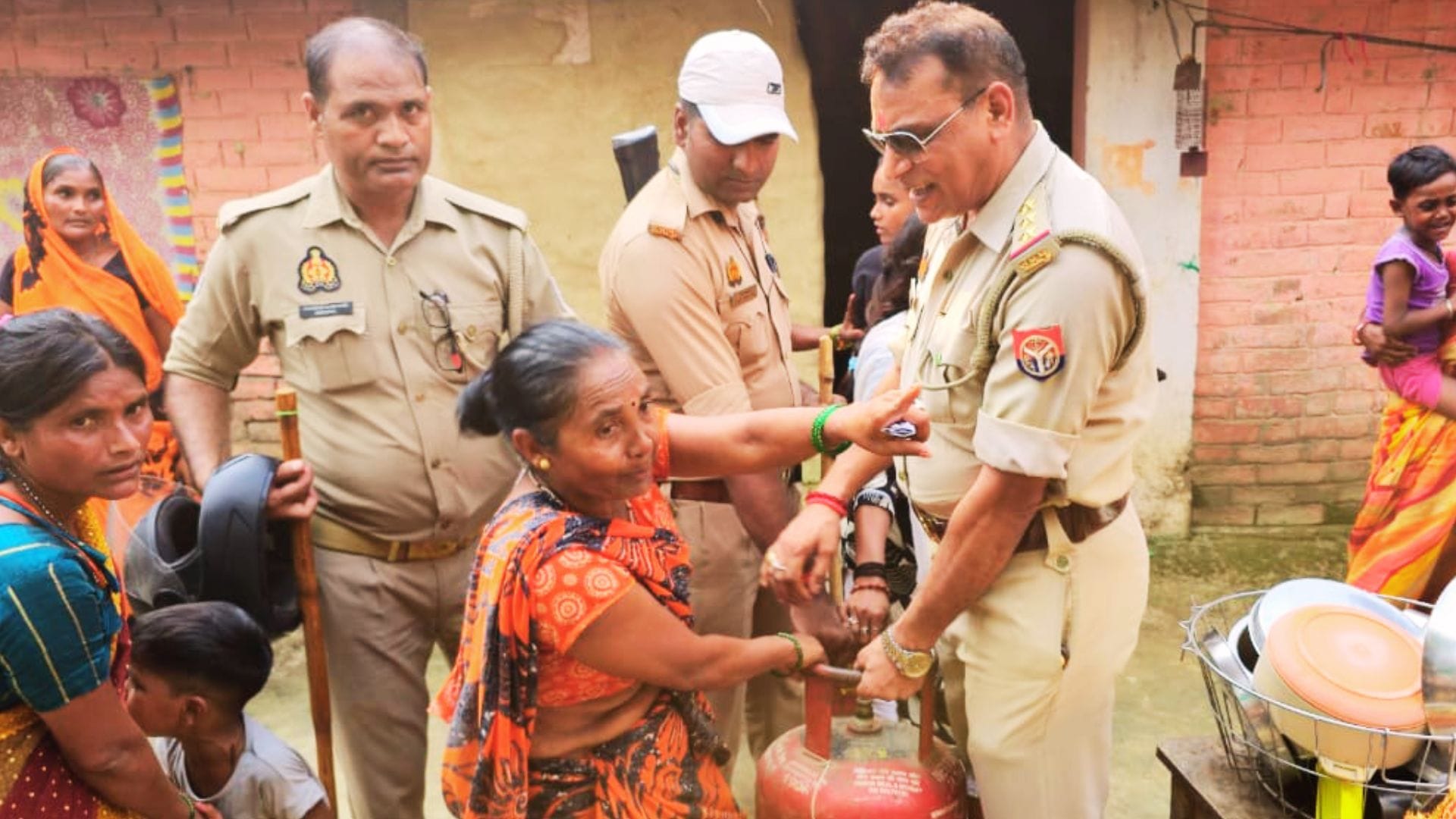 Women lay down on road attempted self-immolation scuffled with Amin encroachment removed