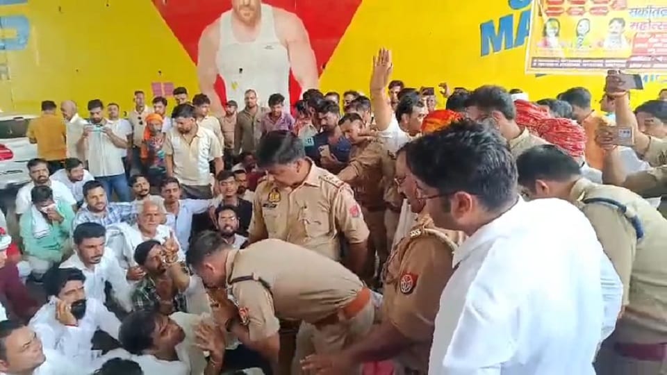 Dadri Panchayat uproar: 15-20 youth arrived with their faces covered and pelted stones at the police