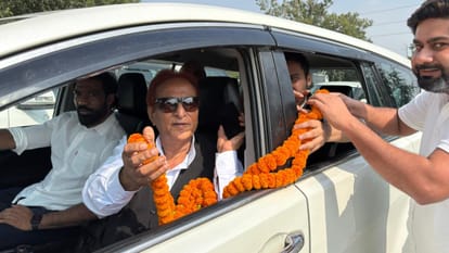 शाहजहांपुर में नगरिया मोड़ पर समर्थक ने आजम खां का किया स्वागत