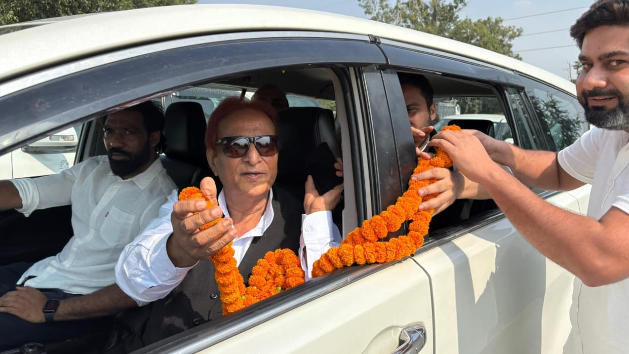 Azam Khan was welcomed by SP leaders on the highway in Shahjahanpur