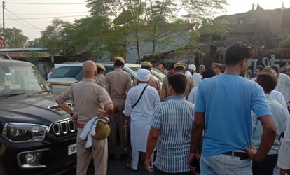 Azam Khan News: Samajwadi Party leader did not leave his house; supporters gathered outside his gate