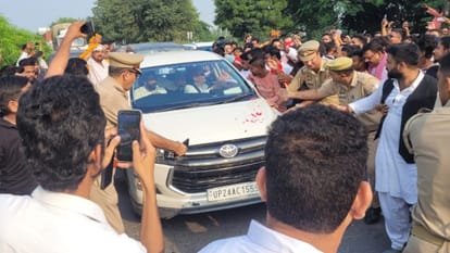 Azam Khan was welcomed by SP leaders on the highway in Shahjahanpur