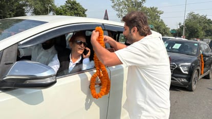Azam Khan was welcomed by SP leaders on the highway in Shahjahanpur