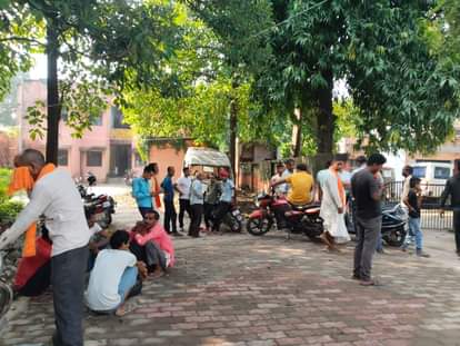 अस्पताल में मौजूद ग्रामीण व परिजन।