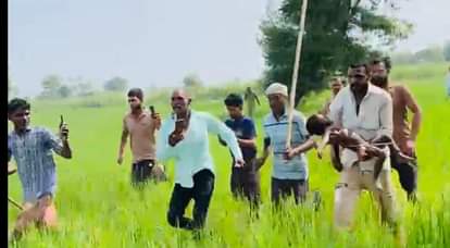 ग्रामीणों के दौड़ाने पर बच्चे को छोड़कर भागा भेड़िया।