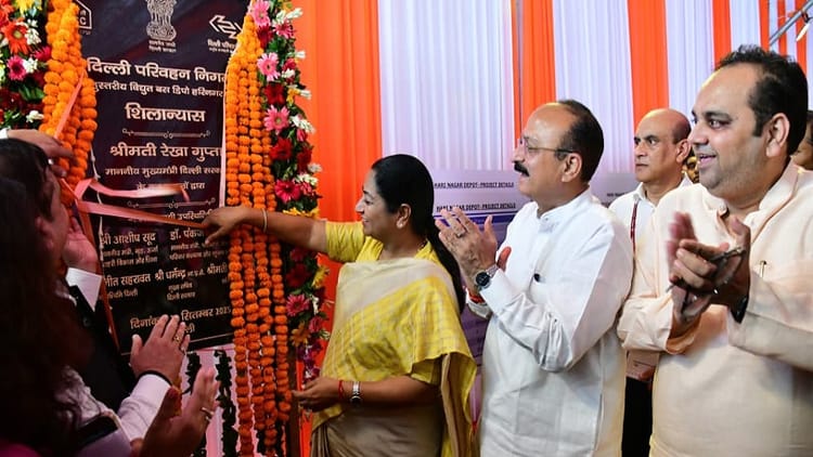 Delhi: सीएम रेखा गुप्ता ने हरिनगर में मल्टी-लेवल बस डिपो की आधारशिला रखी, ग्रीन मोबिलिटी मिशन को मिलेगी मजबूती