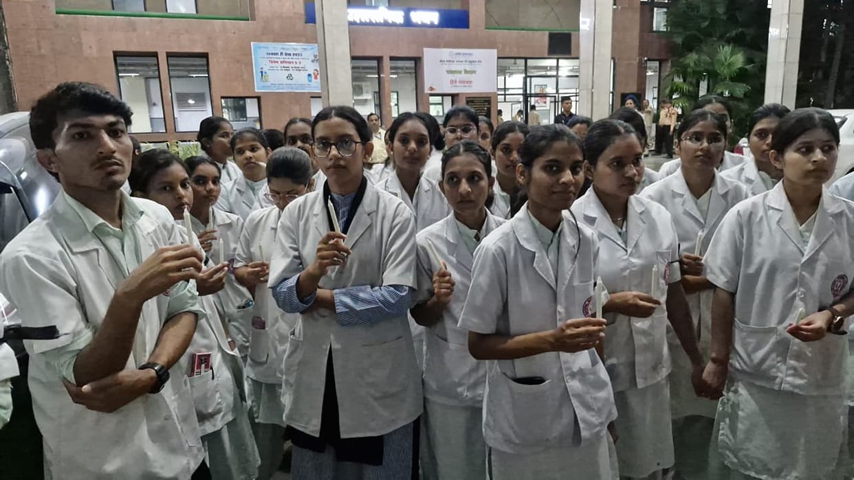 Bhopal: Nursing student dies in BMHRC, students express anger, accuse of negligence, protest