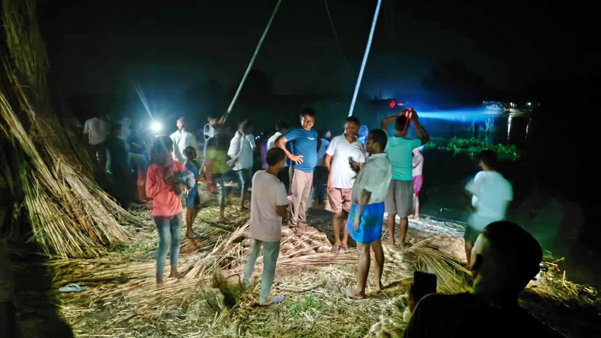 नाव पलटने के बाद लापता लोगों की तलाश जारी