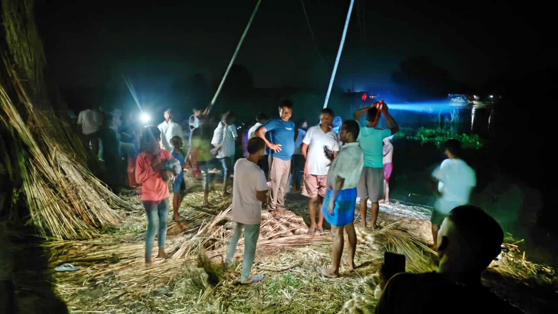 नाव पलटने के बाद लापता लोगों की तलाश जारी