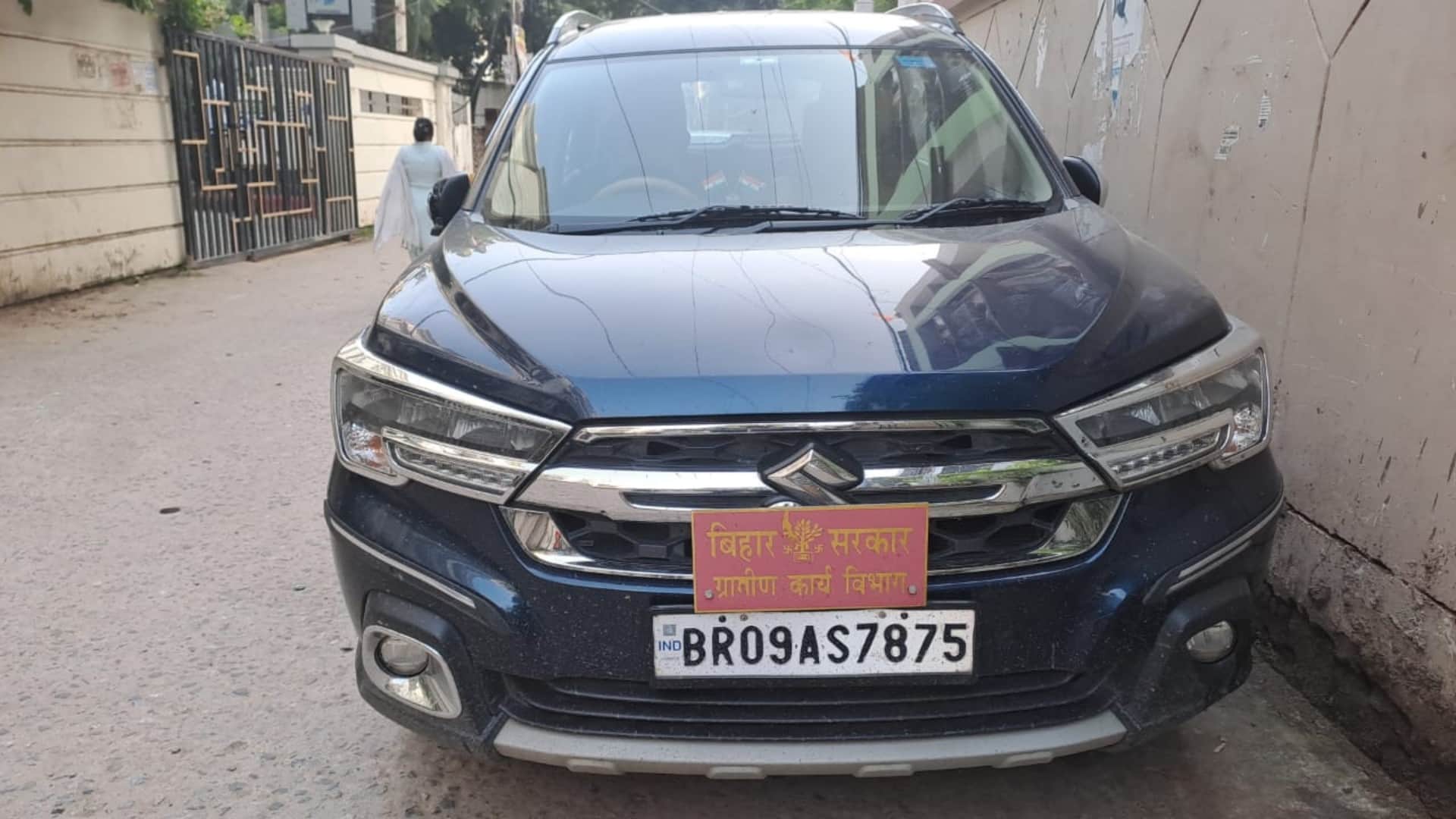 कार में हेलमेट न पहनने पर कटा चालान