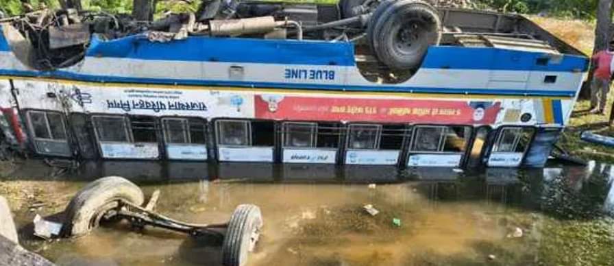 बस खाई में पलटी