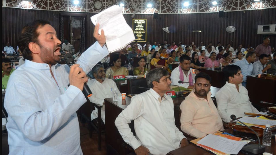 Kanpur: The Municipal Corporation House meeting saw a protest against arbitrary house tax