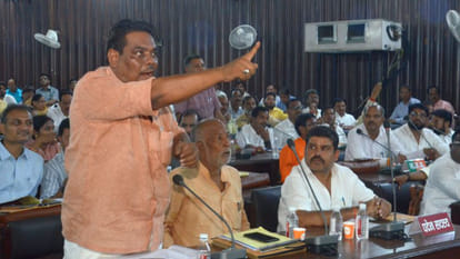 Kanpur: The Municipal Corporation House meeting saw a protest against arbitrary house tax
