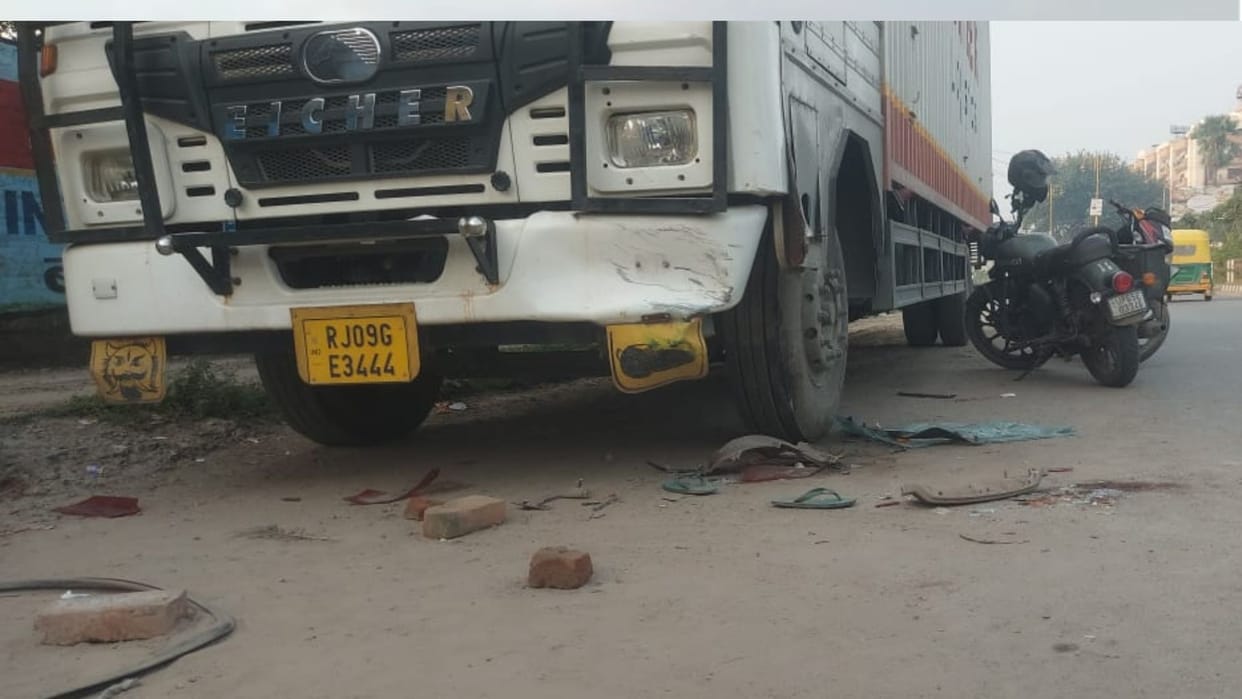 major accident in Chandauli three-month-old baby died and six people injured in collision trailer and auto