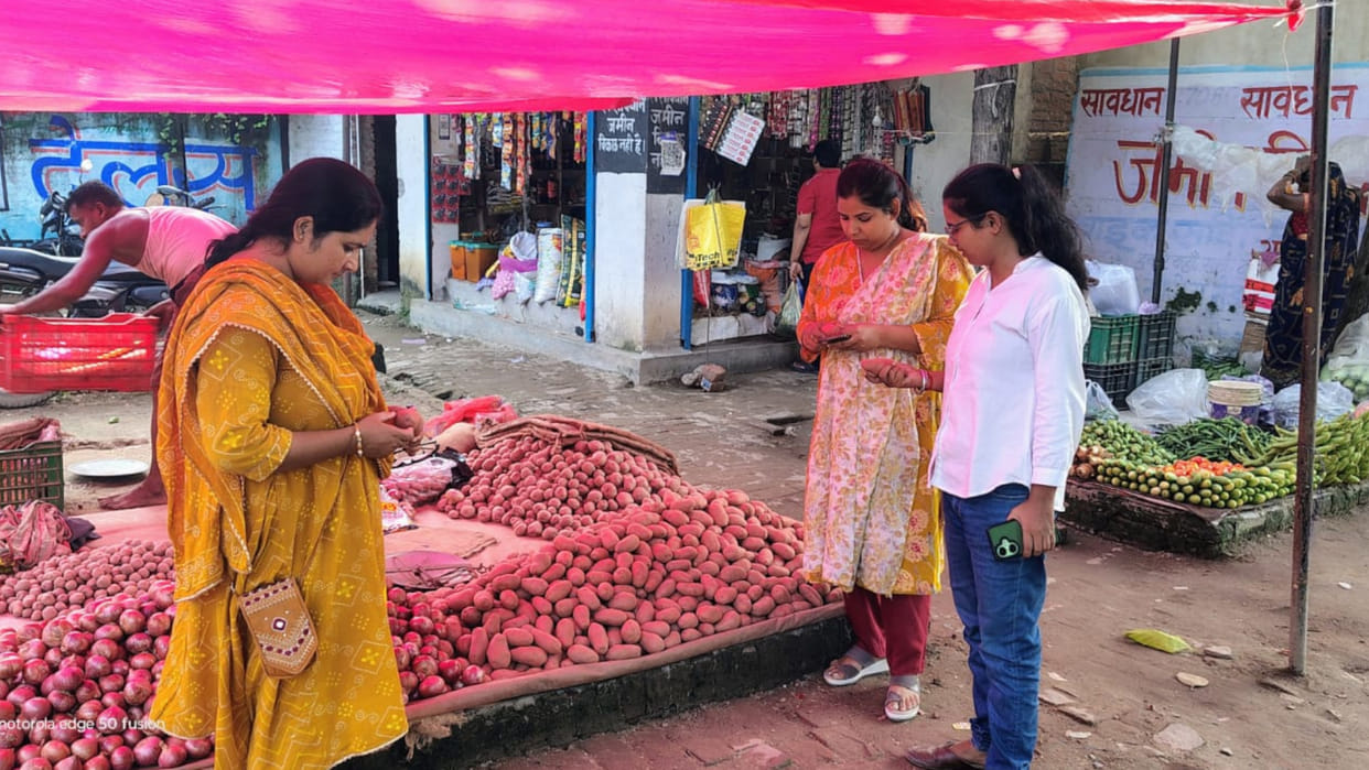 Be careful...porters unloading coloured potatoes in the market fell ill In Gorakhpur