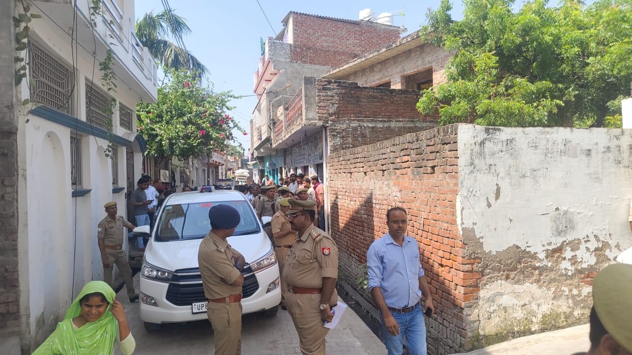 miscreants who came with wedding card looted house in mainpuri