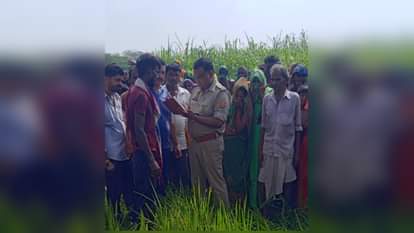 घटनास्थल पर पहुंचकर छानबीन करती पुलिस।