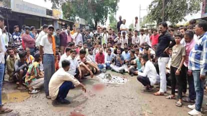 Khargone News: Angry people blocked the national highway after the death of a youth in an accident.