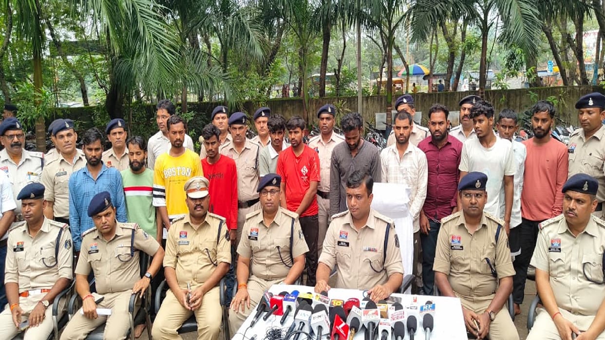 Raigarh Police busted a bike thief gang, arrested 18 accused from different areas.