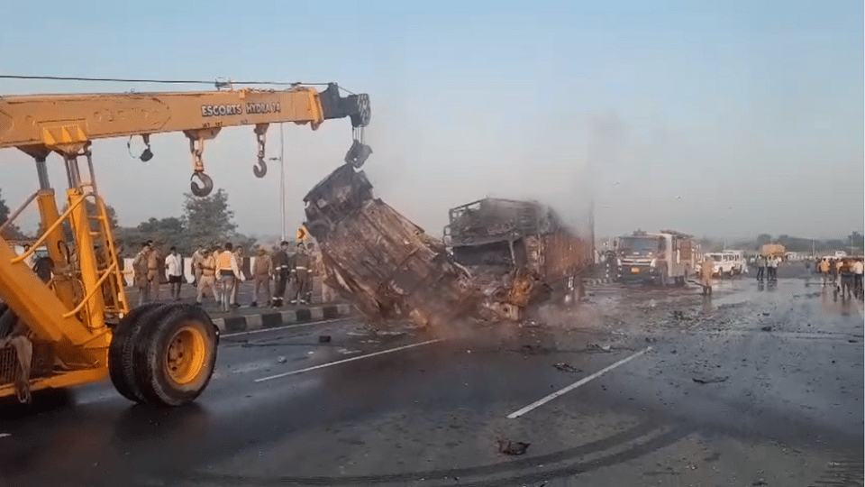 Canter-car collides head-on at Gopi Bridge in Aligarh