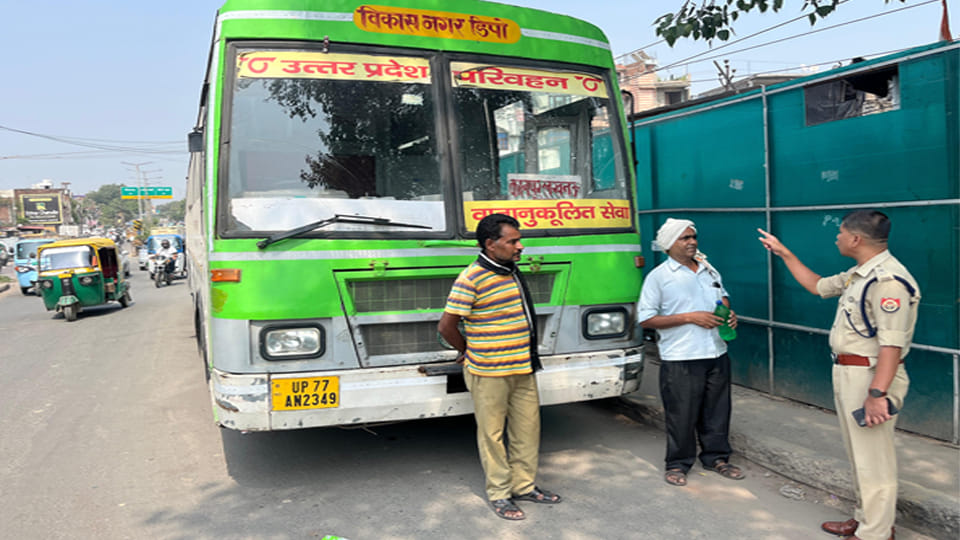 Kanpur: Seeing buses parked on the Jhankarkati bridge