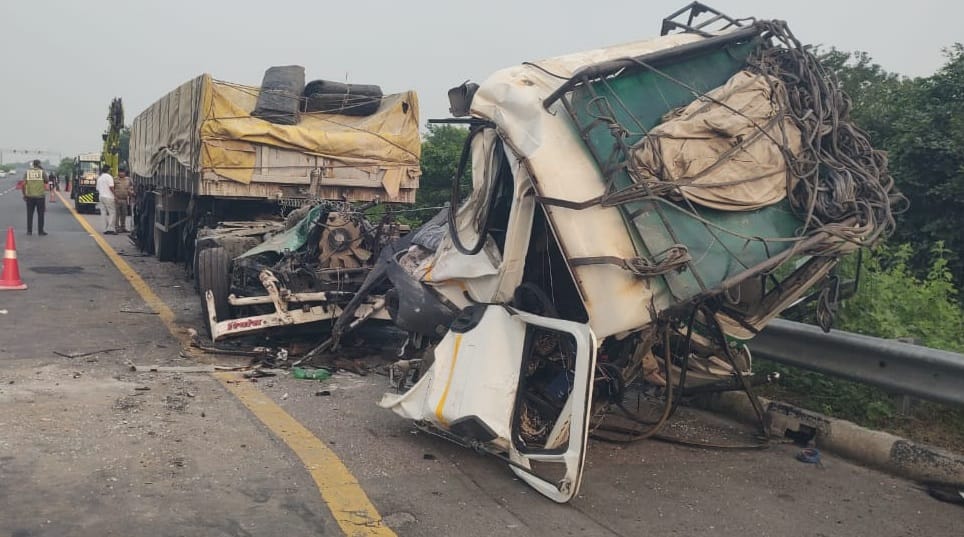 Unnao Accident trailer collided with truck from behind on expressway  two drivers and cleaner died traffic jam