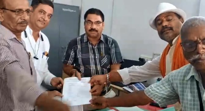 Kanpur Joint platform of central trade unions submitted memorandum protesting against closure of registry