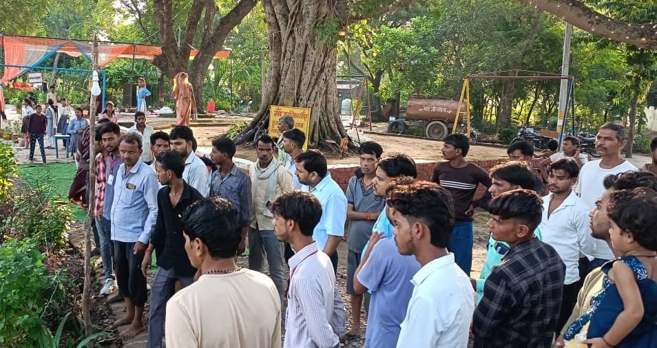 Hamirpur Young man dies after drowning in a pond had gone to bathe with his son family in uproar