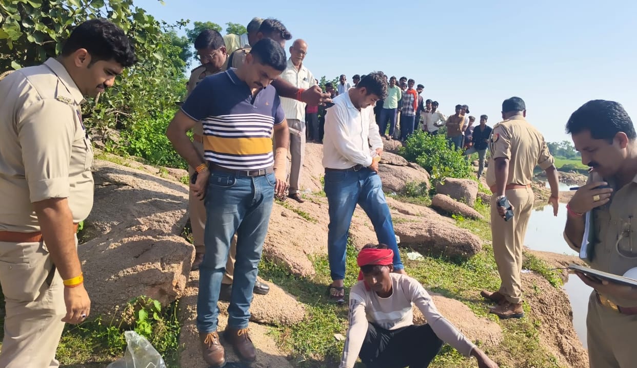 Mahoba Youth murdered and body thrown on pond bank hands and feet tied with rope head bearing injury marks