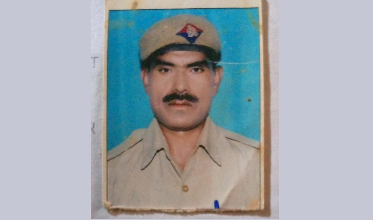 Kanpur First Home Guard jawan worshipped Shivalinga then committed suicide by getting hit by train