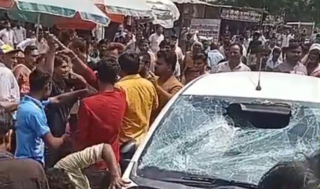 Kanpur Dispute over car collision three stabbed the attacker was caught and beaten by the crowd