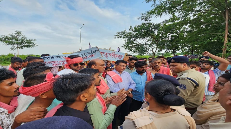 Angry over the closure of the electricity bill half scheme Kranti Sena staged a protest and submitted a memora