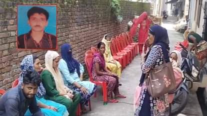 मृतक का फाइल फोटो व मौके पर मौजूद लोग