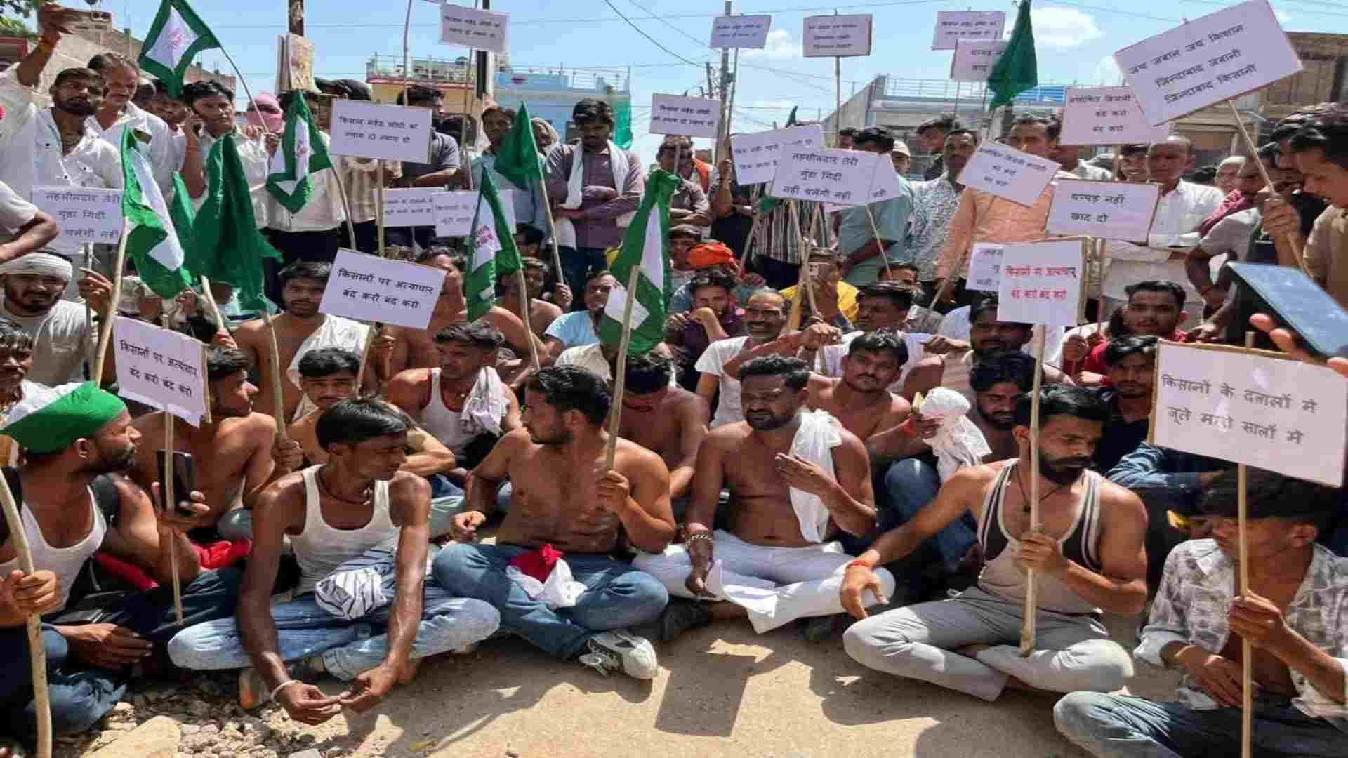 नायब तहसीलदार के खिलाफ अर्धनग्न प्रदर्शन।