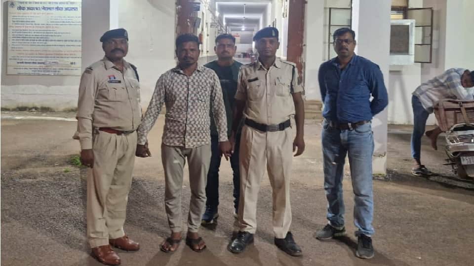 पुलिस की गिरफ्त में आरोपी