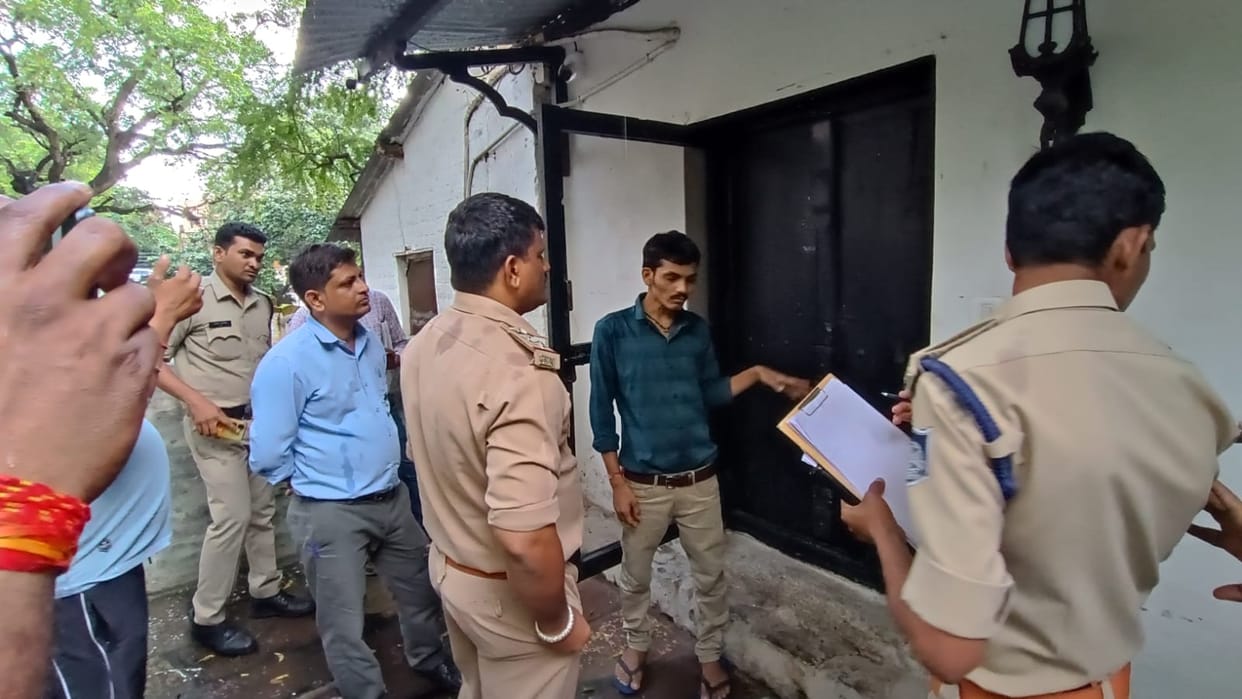 Jaisingh found hanging in a hotel in Maheshwar, police investigating