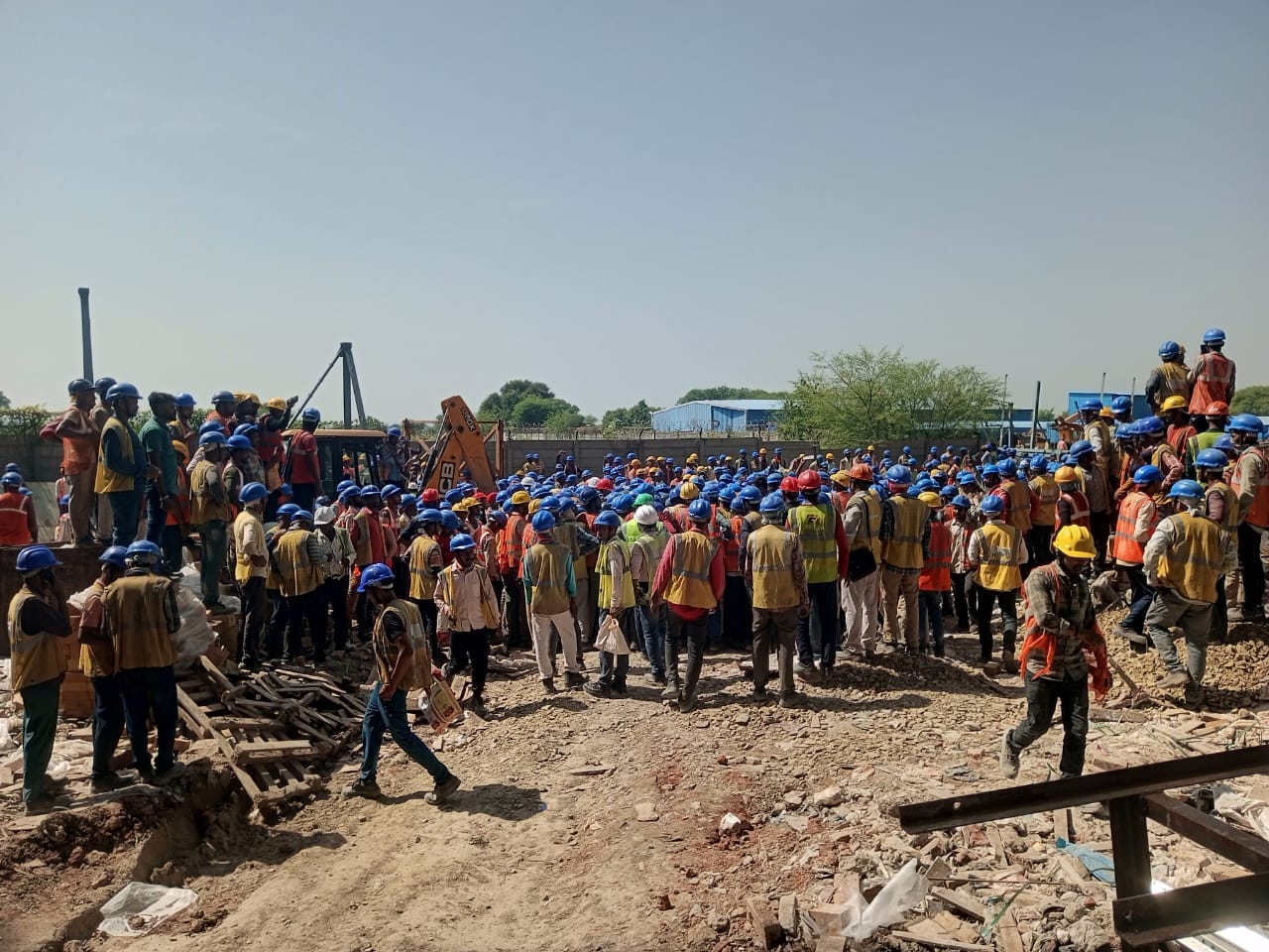 पन्ना स्थित जेके सीमेंट फैक्ट्री में मजदूर की मौत के बाद घटना स्थल पर जुटी अन्य मजदूरों की भीड़।