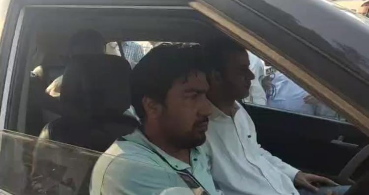 आजम खां रिहाई: कोर्ट से कागज पहुंचने में देरी ने बढ़ाया छूटने का समय, जेल के बाहर समर्थकों का हुजूम
