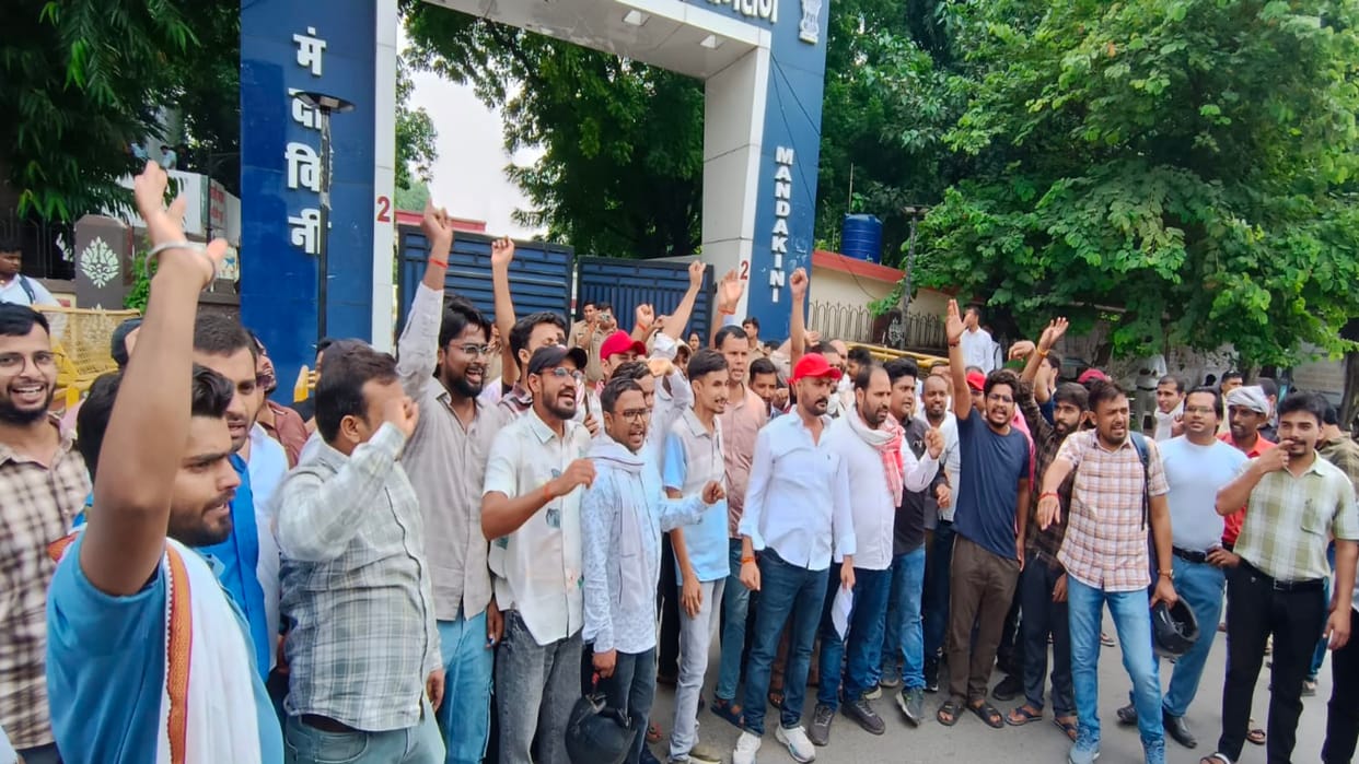 UPPSC: Competitive students protest at the demanding the release of revised answer keys for PCS and RO-ARO